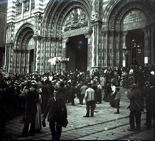 Piazza S. Lorenzo. Processione del velluto (taglio)