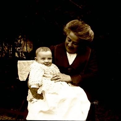 Ritratto di Edoardino sorridente con la nonna (taglio)