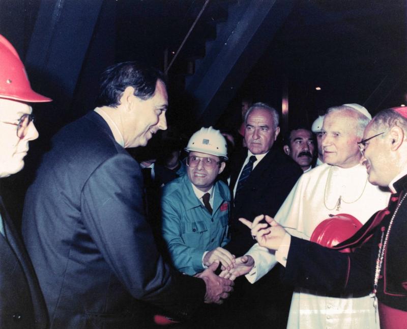 Roncan Riccardo incontra Papa Wojtyla durante la visita pastorale agli stabilimenti Italsider, 21-22 settembre 1985