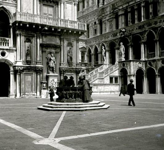 Pozzi nel cortile del Palazzo Ducale (taglio)