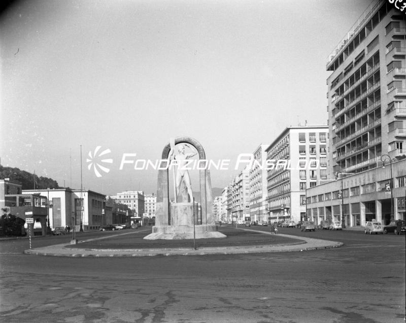 Genova - viale Brigate Partigiane - statua del Navigatore
