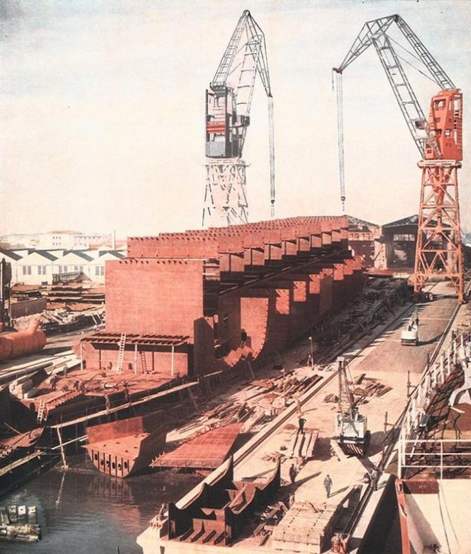 Sul nuovo scalo del Cantiere di Monfalcone, nel quale possono essere impostate navi fino a 80.000 tonnellate, è in costruzione la turbocisterna 1837 per la Panama Transport Company, marzo - aprile 1958, anno VI, n. 2, p. 41