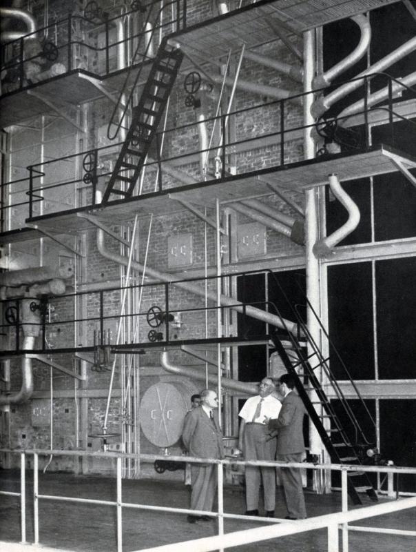 Carlo Emilio Gadda e Giuseppe Ungaretti in visita con l'ing. Madrigali alla Centrale termoelettrica di Cornigliano,  settembre 1953, anno I, n. 5 - p. 55