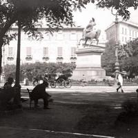 Piazza Corvetto vista tra gli alberi (taglio)
