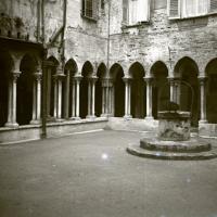 Chiostro di San Matteo. Colonnati e pozzo (taglio)