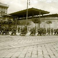 Stazione Brignole. Soldati in marcia (taglio)