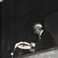 Terza di copertina - Il Gen. Crocco, presidente dell'AIR, all'inaugurazione del VII congresso di Astronautica di Roma, settembre - ottobre 1956, anno IV, n. 5