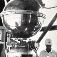 La sfera metallica posta sul razzo vettore a tre stadi "Thor-Delta" che conteneva ripiegata la sfera in materia plastica ricoperta di alluminio (diametro m 30), marzo - aprile 1961, anno IX, n. 2, p. 59