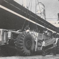 Due bull-dozer di quaranta tonnellate ciascuno vengono caricati sulla "Pia Costa"