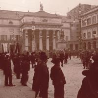 Addobbi in piazza De Ferrari (taglio)