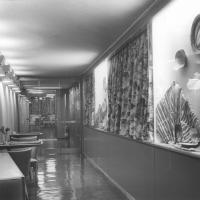Enotria - Corridoio ingresso sala pranzo con vetrine artistiche