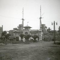 Padiglione della Regia Marina in costruzione. Arsenale e corazzata (taglio)