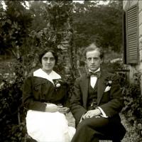 Ritratto di coppia in giardino (taglio)