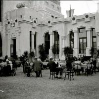 Caffè ristorante nei giardini (taglio)