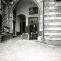 San Matteo. Entrata del chiostro (taglio)