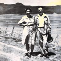 Terza di copertina - Emilio Segrè e la moglie Elfriede in America, novembre-dicembre 1955, anno III, n. 6