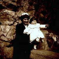 Paola Franzoni con bambino (taglio)