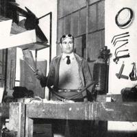 Lo scultore Pietro Consagra nel suo studio,  luglio 1954, anno II, n. 4 - p. 24
