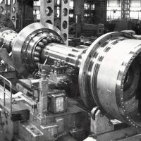 Asse di eccezionali dimensioni su un tornio parallelo della nuova serie unificata S. Eustacchio, gennaio - febbraio 1960, anno VIII, n. 1, p. 65
