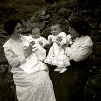Ritratto delle sorelle Olga e Paola Franzoni con bambini (taglio)