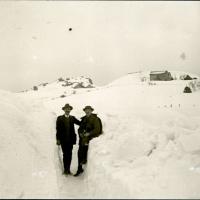 Ludovico Maria Chierici con l'amico Canepa nella neve (taglio)
