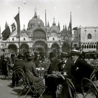 Caffè in piazza San Marco (taglio)