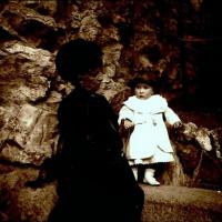 Rita Manara con bambino (taglio)
