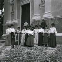 Sulla piazza della chiesa di Fontaneggi - (taglio)