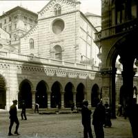 Via XX Settembre. Portici e chiesa di Santo Stefano (taglio)