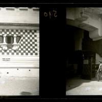 Esposizione. Mostro all'ingresso laterale (originale)