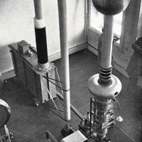 Il microscopio elettronico realizzato dal professor Dupouy per fotografare batteri viventi, gennaio - febbraio 1961, anno IX, n. 1, p. 34