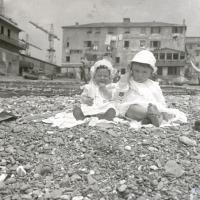 Enrico e Rita Chierici sulla spiaggia della Foce (taglio)