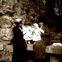 Olga e Paola Franzoni con bambini (taglio)