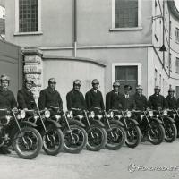 Motociclisti all'entrata dello stabilimento Moto Guzzi a Mandello del Lario