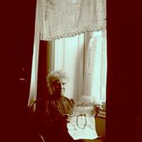 Ritratto di Rita Manara dalla finestra (taglio)