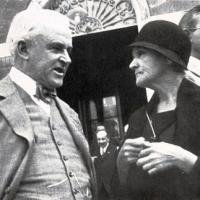Marie Curie col fisico Robert Millikan davanti all'Istituto di Fisica di Roma, settembre - ottobre 1956, anno IV, n. 5 - p. 47