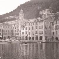 Porto di Portofino. Il centro del paese. I portici - ore 7 di sera (taglio)