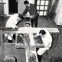 Rimozione, prima del restauro, della protezione applicata al crocifisso delle isole Tremiti come precauzione per il trasporto, marzo - aprile 1961, anno IX, n. 2, p. 48