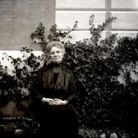 Rita Manara in giardino (taglio)