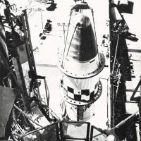 L'ogiva del satellite da ricognizione "Midas" viene issata sul razzo vettore "Atlas", novembre - dicembre 1960, anno VIII, n. 6, p. 11