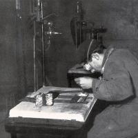 Apprendista che esegue a Calcinara una esercitazione nel reparto di saldatura ossiacetilenica, marzo - aprile 1958, anno VI, n. 2, p. 23