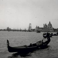 Gondola e Chiesa della Salute (taglio)