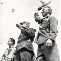 Operai dell'Ansaldo di Genova-Sestri al varo della motocisterna "Italmotor" avvenuto il 12 luglio 1953, novembre 1953, anno I, n. 6 - p. 34
