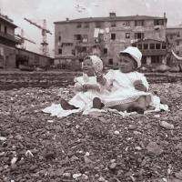 Enrico e Rita Chierici sulla spiaggia della Foce (taglio)