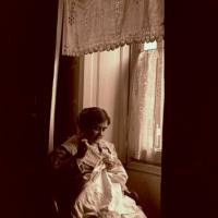 Ritratto di Paola Franzoni (Lina) che cuce alla finestra (taglio)