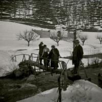 Gruppo di escursionisti sul ponte di legno (taglio)