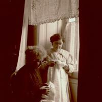 Ritratto di Rita Manara e Paola Franzoni (Lina) alla finestra mentre cuciono (taglio)