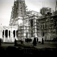 Padiglione in costruzione. Ingresso laterale (taglio)