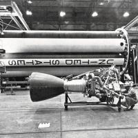 Uno degli otto motori a razzo tipo H-1 costituenti il  "grappolo" del primo stadio del "Saturno", luglio - agosto 1960, anno VIII, n. 4, p. 14
