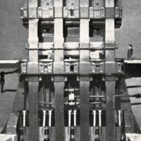 Il gigante delle "grandi presse" USA è questa da 75.000 tonn. la cui costruzione non è stata ancora completata e che costerà circa 4.5 miliardi di lire, maggio - giugno 1956, anno IV, n. 3 - p. 61